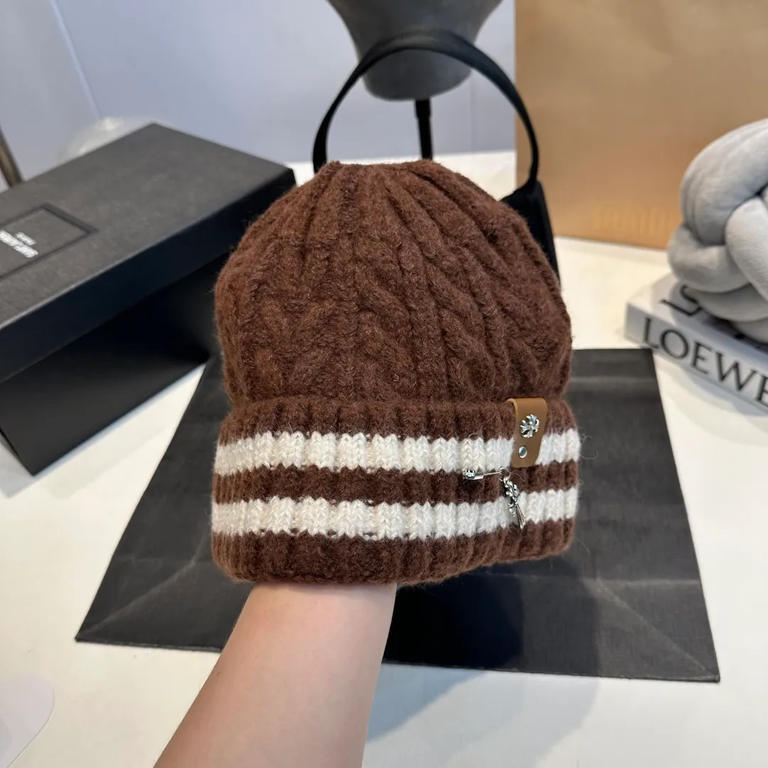 P56 Crow Heart Autumn and Winter Wool Knitted Beanie This must be a favorite of minimalism. It is clean, neat, fashionable and versatile, and will definitely not be picky about your face shape! A fashionable classic that lasts forever! Fashionable black and white can be purchased together!
